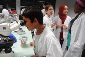 Jugendliche beim Workshop im Labor